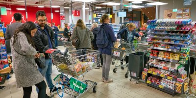 Lidé nakupující v supermarketu