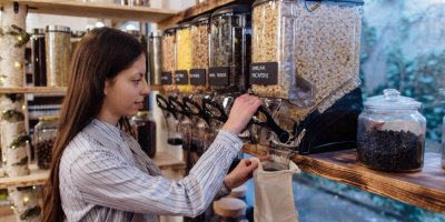 Žena nakupuje v bezobalovém obchodě