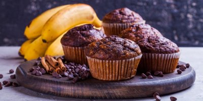 Banánové muffiny s čokoládou na dřevěném tácu