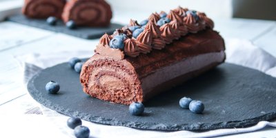 Domácí čokoládová roláda s borůvkami