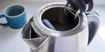 Varná konvice s vodním kamenem