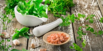 Himalájská sůl, bylinky a hmoždíř