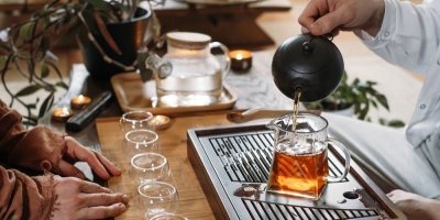 Muž připravuje čaj oolong