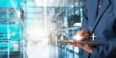 Kamion a muž s tabletem s ikonami dodavatelského řetězce