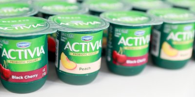 Řada jogurtů vedle sebe