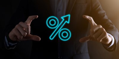Muž ukazuje procenta