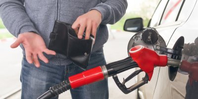 Muž tankuje benzin do auta