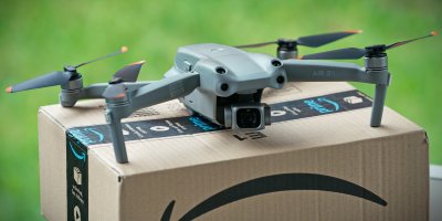 Dron s balíčkem společnosti Amazon