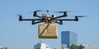 Letící dron s balíčkem
