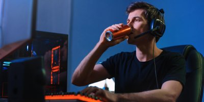 PC hráč pije energetický nápoj