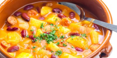 Guláš s bramborami, fazolemi a klobásou