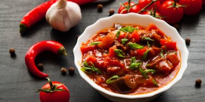 Veganský zeleninový guláš z rajčat, česneku a papriček