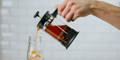 Nalévání cascary z konve french press 