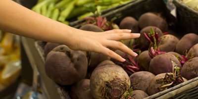 Žena sahá v obchodě po řepě