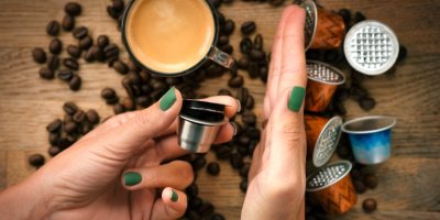 Ruce drží na kávou kávové kapsle