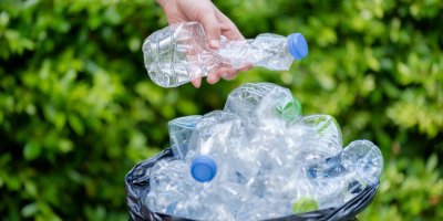 Prázdné PET lahve v odpadkovém koši