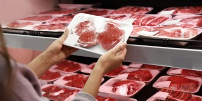 Žena si vybírá balené maso