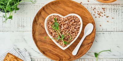 Pohanka na talíři ve tvaru srdce