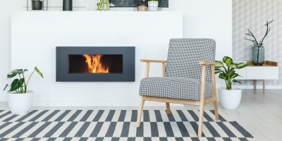 Místnost s křeslem, květinami a biokrbem