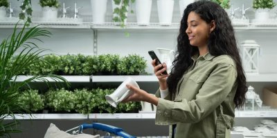 Zákaznice skenuje výrobky IKEA