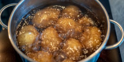 Žena vaří v kuchyni