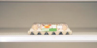 Vejce v regálu v obchodě