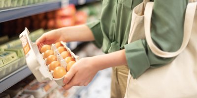 Žena nakupující vejce