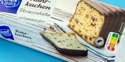 Obal čokoládového dezertu, na němž je hodnota Nutri-Score E