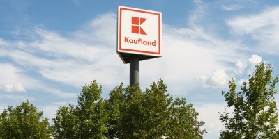 Velký bigboard s nápisem Kaufland