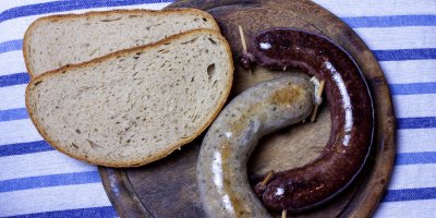 Dvě jitrnice a dva plátky chleba