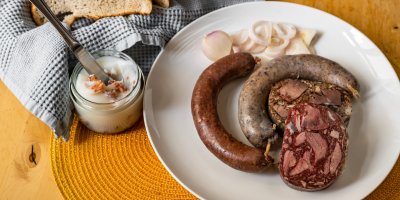 Talíř s klobásami, tlačenkou a sádlem