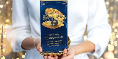 Žena drží v mušli stírací los