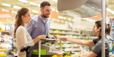 Pár platí u pokladny