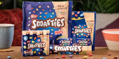 Různé druhy neměckých Lentilek neboli Smarties balené do recyklovatelných papírových krabiček a sáčků 