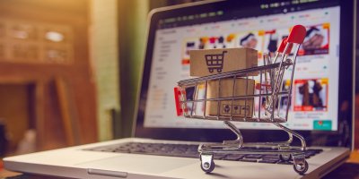 Malý nákupní košík před notebookem