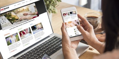 Žena s telefonem nakupuje online 