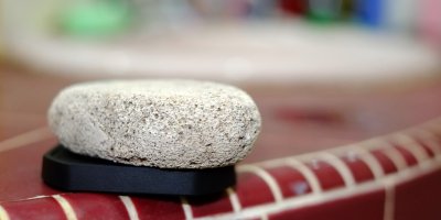 Pemza na okraji kachliček