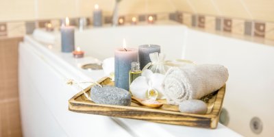 Vana s prkénkem se svíčkami, pemzou a ručníkem