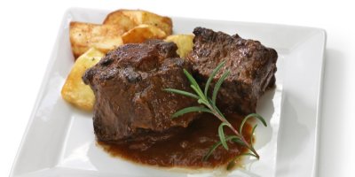 Dušené maso s bramborem na talíři