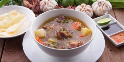 Vývar z hovězí omáčky v bílé misce