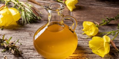 Pupalka, semena pupalky a olej v karafě