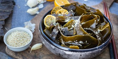 Kombu v misce se solí a citrony, vedle je sezam a česnek