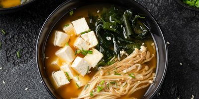 Vývar s tofu, houbami enoki a řasami kombu