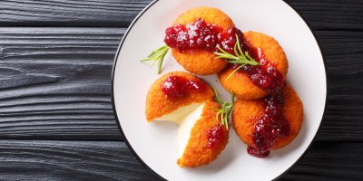 Čtyři smažené hermelíny, brusinková omáčka, rozmarýn