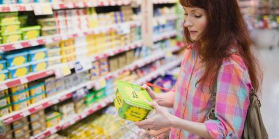 Žena v supermarketu kupuje margarín