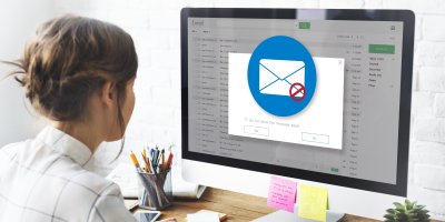 Žena otevírá email