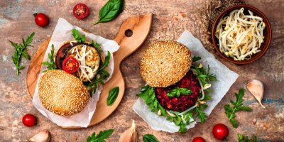 Dva veggie burgery na prkénku