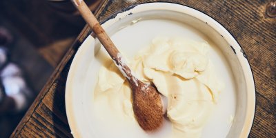 Detail stloukání másla