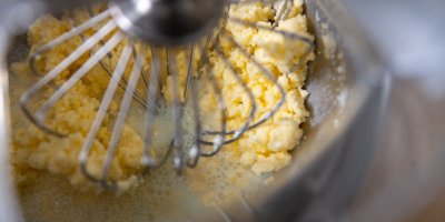 Hrudky másla ve šlehači