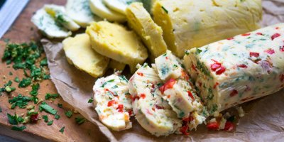 Tři domácí másla s bylinkami a zeleninou